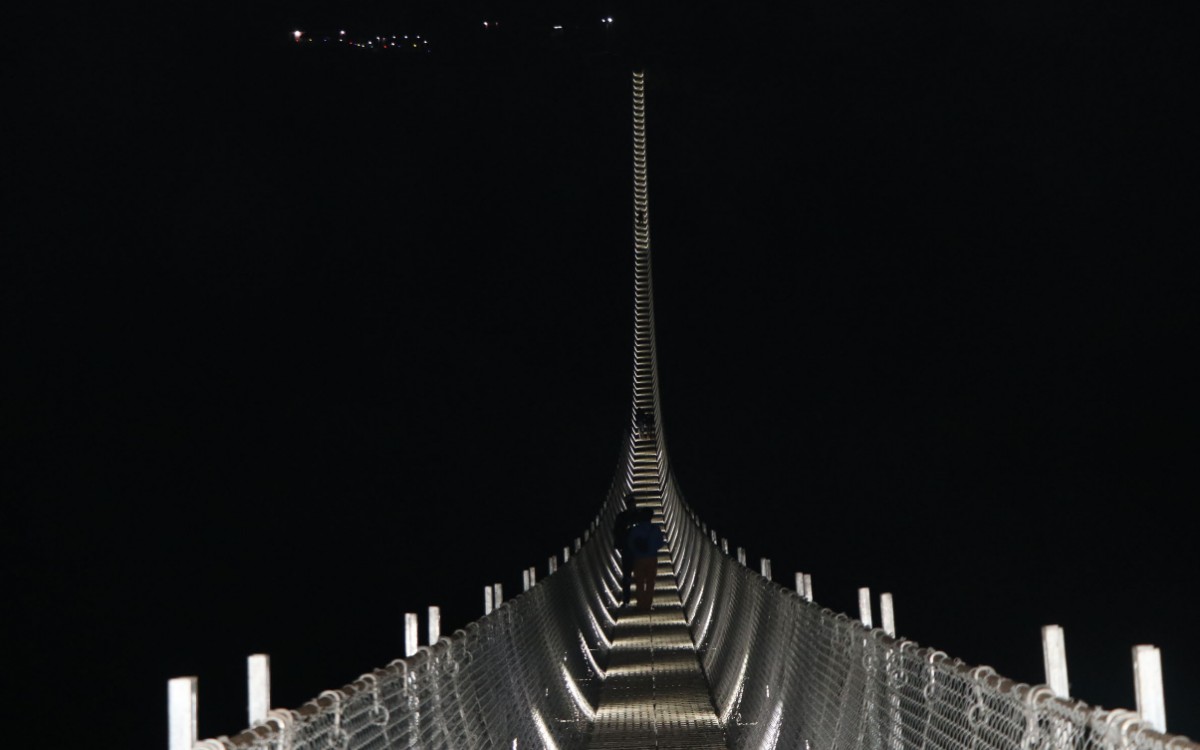 एसियाकै लामो पुलमा आन्तरिक पर्यटकः रातको समयमा देखिन्छ यस्तो रौनक