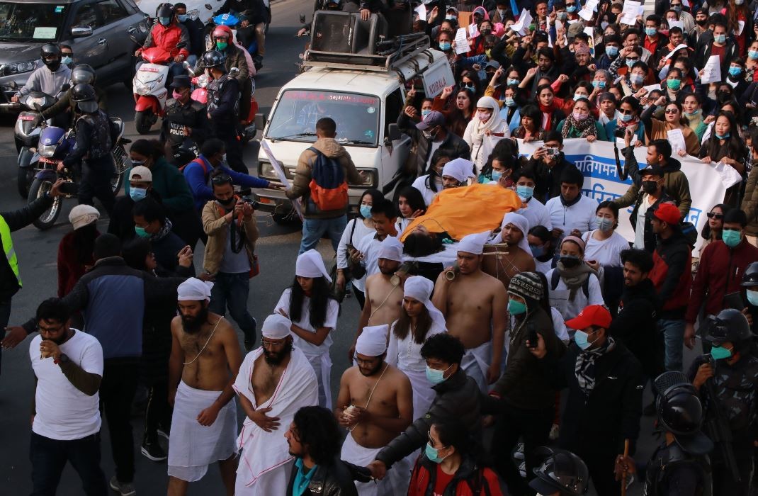 काठमाडौंको सडकमा प्रतिकात्मक शव र मलामीसहित महिला मार्चपास (भिडिओ)