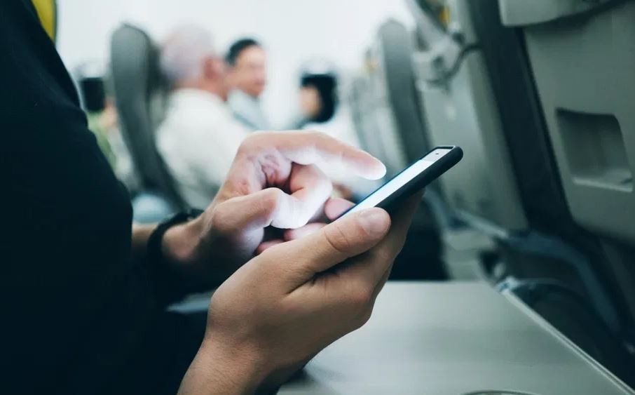 अब नेपाली यात्रुहरूले हवाईजहाजभित्रै मोबाइल र इन्टरनेट सेवा पाउने