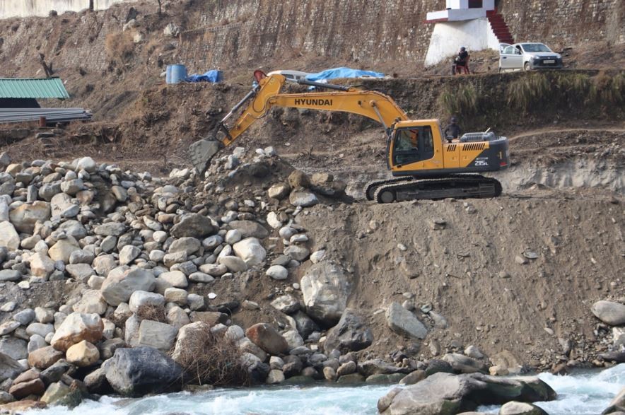 नेपाली भूमिमा भारतीय पक्षले निर्माण गर्न लागेको तटबन्ध (फोटो)