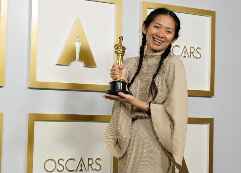 पहिलो अश्वेत महिला निर्देशक क्लोइ झाओ अस्कर पुरस्कार प्राप्त गर्न सफल