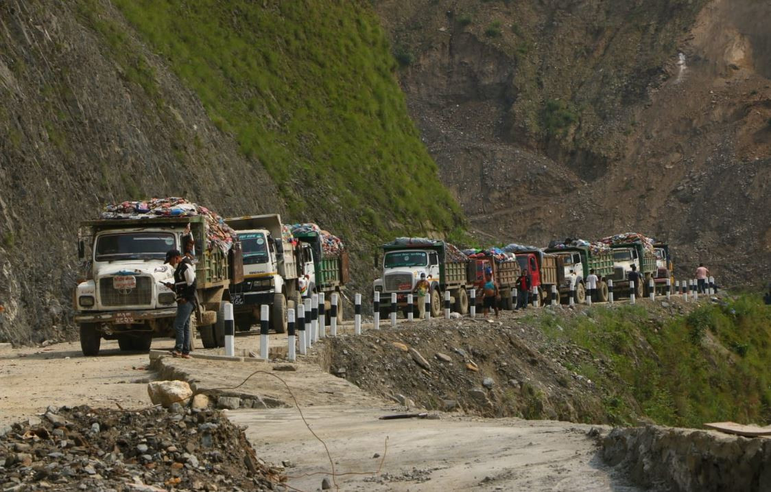 बाढीले ल्याएको फोहरका कारण बञ्चरेडाँडामा बढ्यो फोहर