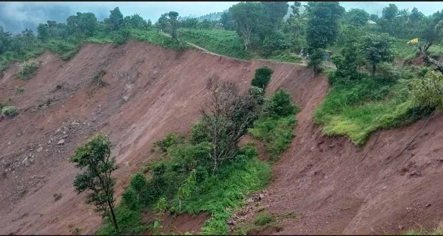 डडेल्धुरामा पहिरामा परी एकको मृत्यु, राजमार्ग अवरुद्ध, विद्यालय बन्द