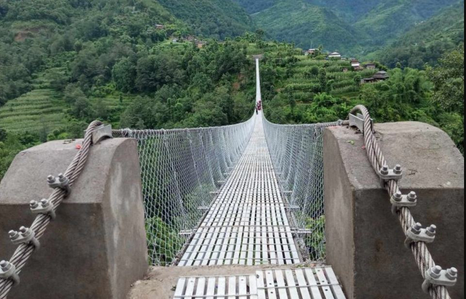 ट्वाङखोलामा ४६ लाखको लागतमा पुल निर्माण हुँदै, स्थानीय भन्छन्– समयमै सम्पन्न भए वर्षामा आवागमन सहज हुने थियो