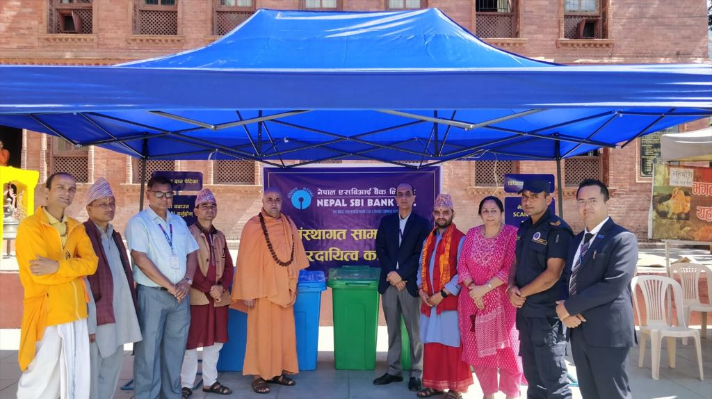 नेपाल एसबिआई बैंकद्वारा बुढानिलकण्ठ मन्दिरलाई डस्टबीन, क्यू आर स्ट्यान्डी लगायतका सामान हस्तान्तरण