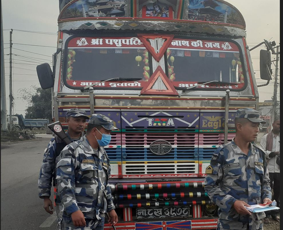 सशस्त्र प्रहरीद्वारा शंकास्पद विलविजक भएको करिब ७० लाख रुपैयाँको लत्ताकपडासहित ट्रक नियन्त्रणमा