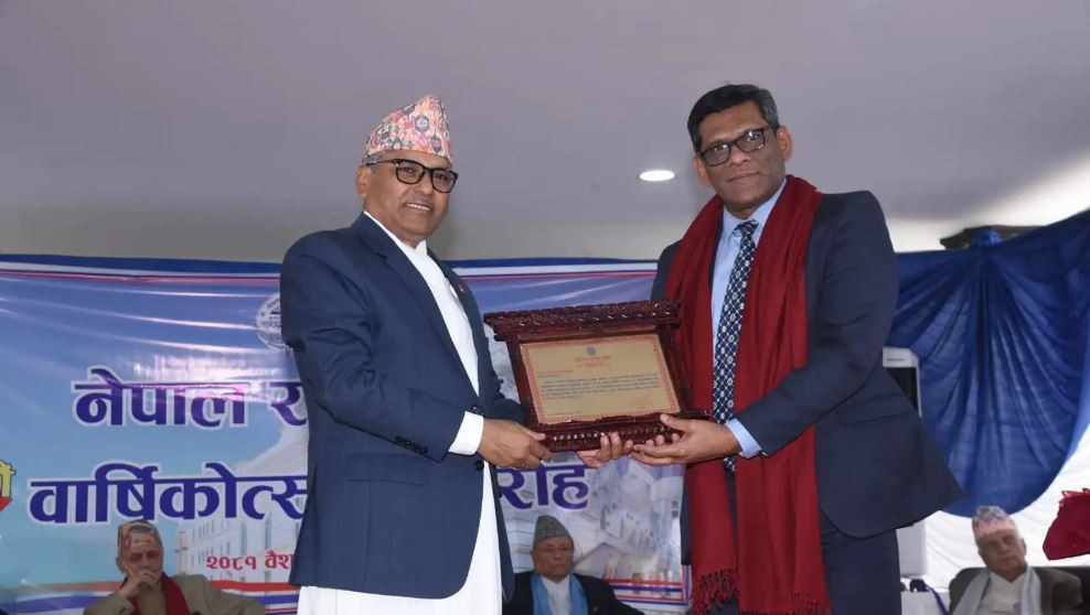 रेमिट्यान्स भित्र्याउन उल्लेखनीय योगदान गरेकोमा नेपाल एसबिआई बैंक सम्मानित