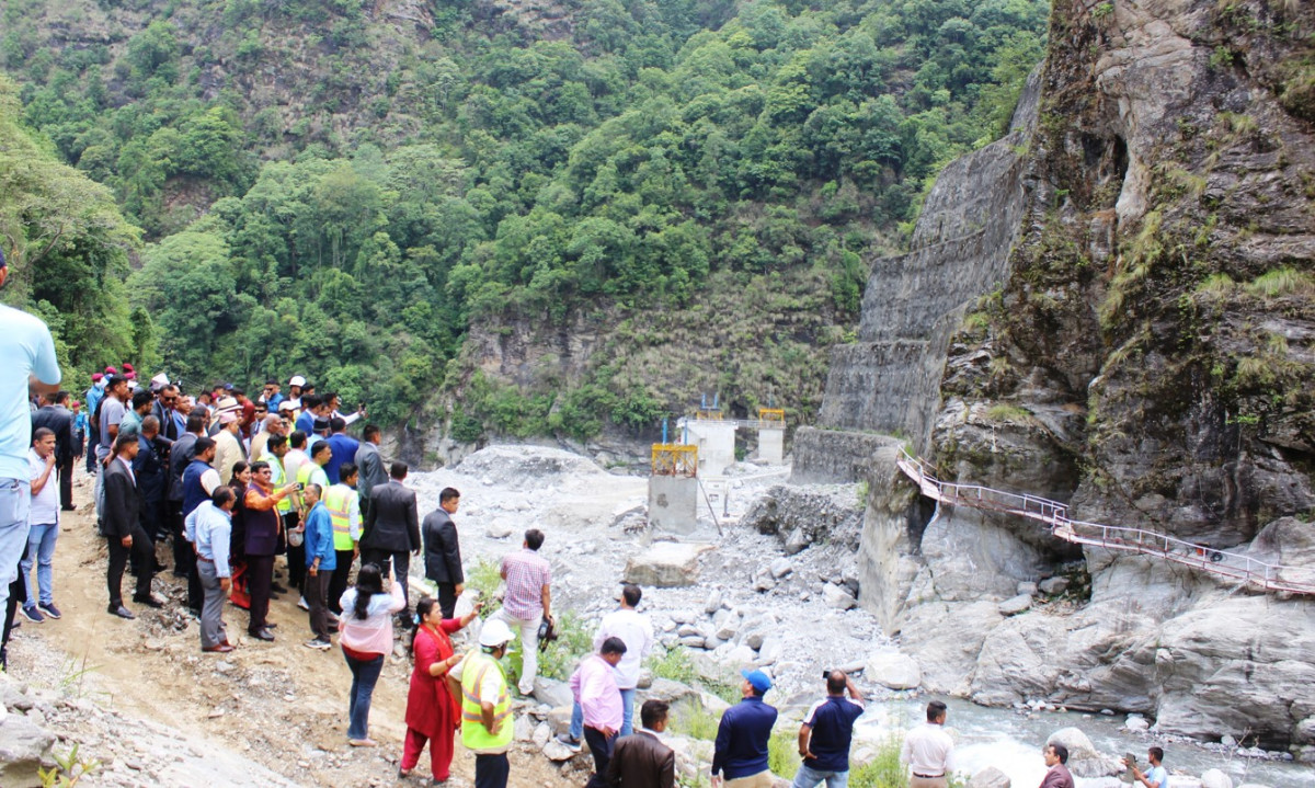 बर्खामा मेलम्ची खोलामा नफर्काउन स्थानीयको दबाव, आयोजना भन्छ- विकल्प छैन