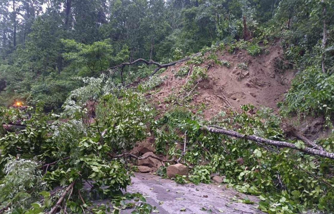 पहिरोले पृथ्वी राजमार्ग अवरुद्ध, बुल्दीखोलाको बाढी पस्दा सिमलटारका ४० घर डुबानमा