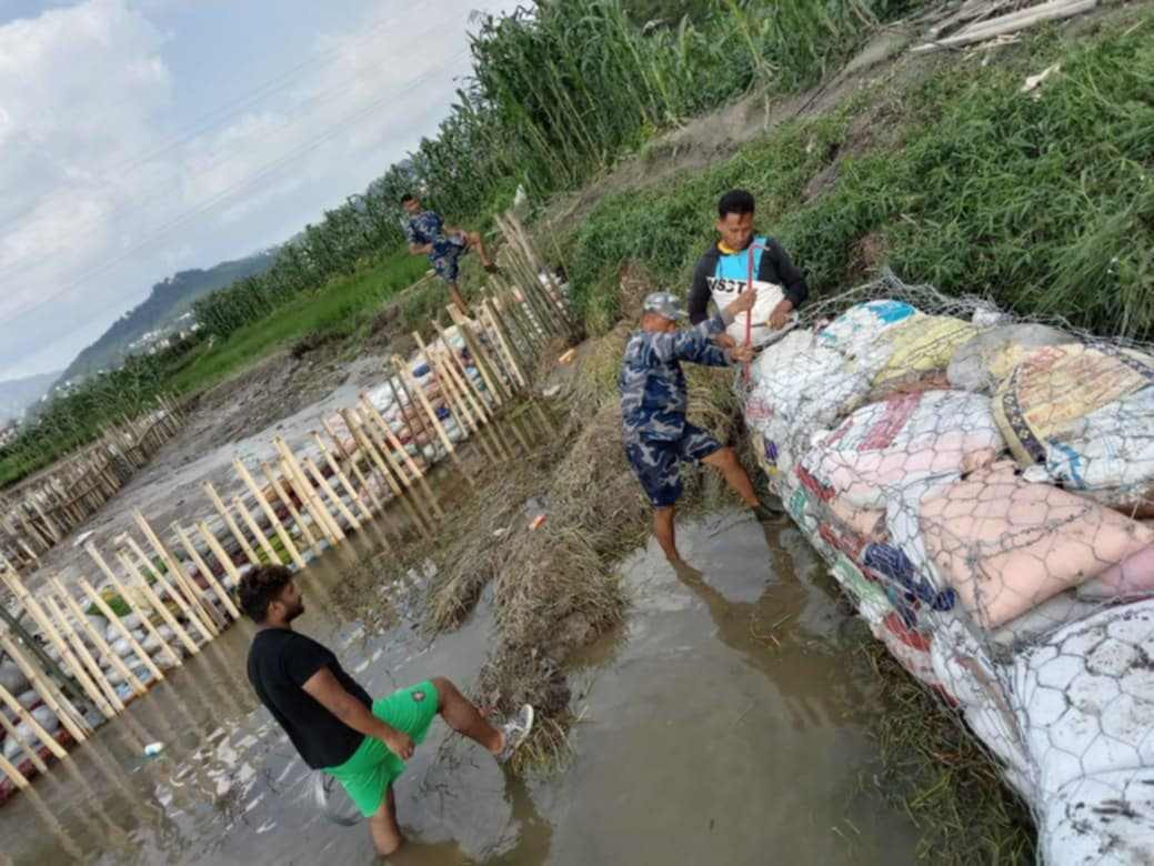 सशस्त्र प्रहरीद्वारा अस्थायी तटबन्ध निर्माण