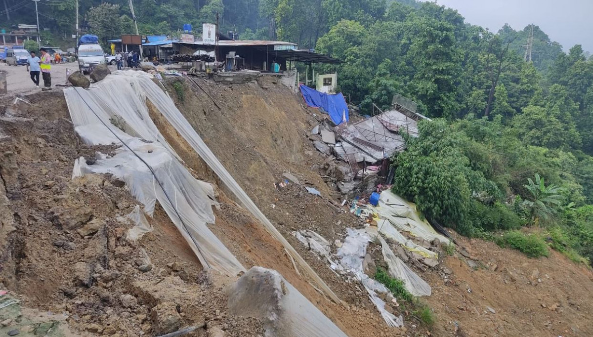 दाउन्नेमा सडक भासियो, पूर्वपश्चिम राजमार्ग अवरुद्ध