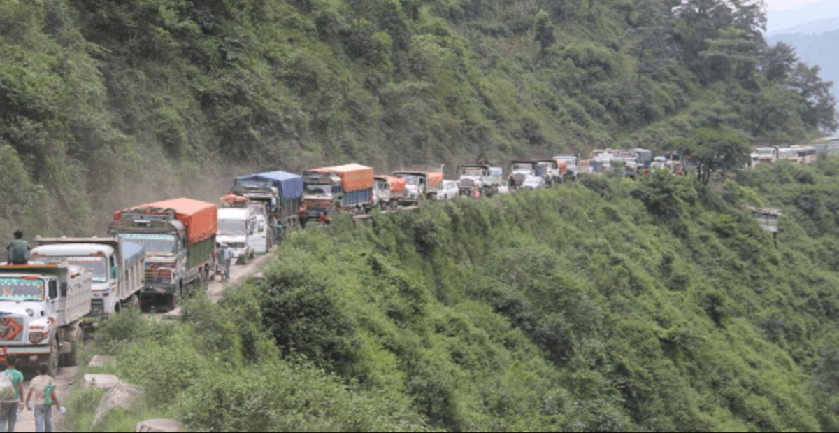 पृथ्वी राजमार्गको गजुरी क्षेत्रमा राति सवारी आवागमनमा रोक