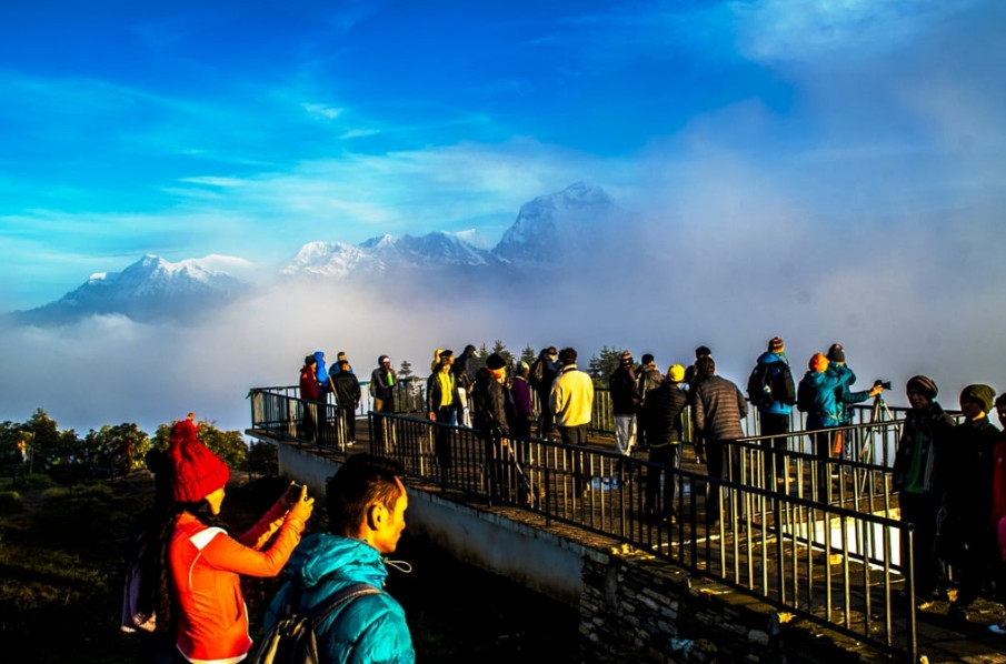 दसैँपछि घोडेपानी र पुनहिलमा बढ्यो पर्यटकको आगमन, दैनिक भित्रिन्छन् सय बढी पर्यटक