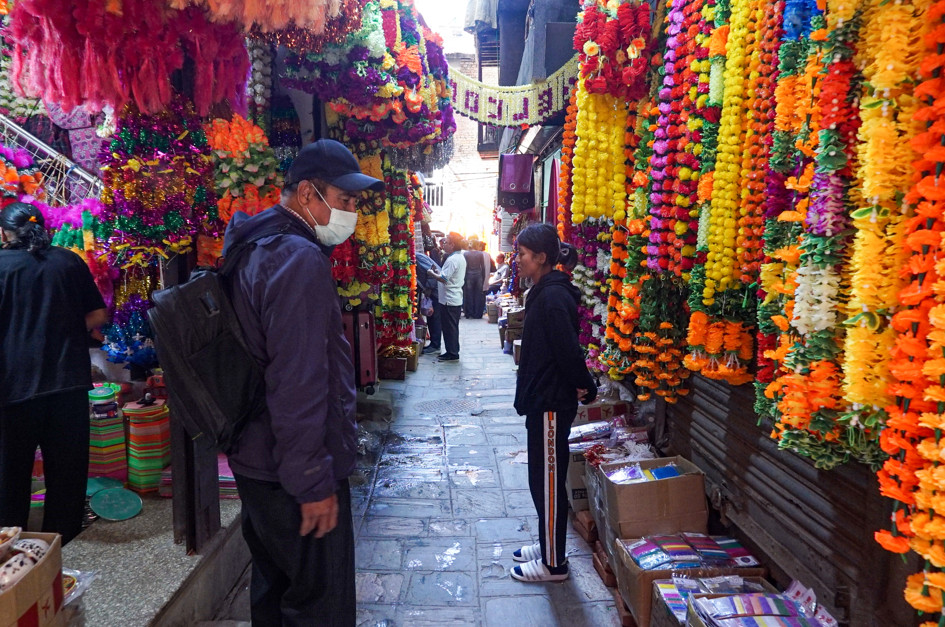 तिहारका लागि पसलमा सजिए प्लाष्टिकका रंगीचंगी फुल माला (फोटोफिचर)