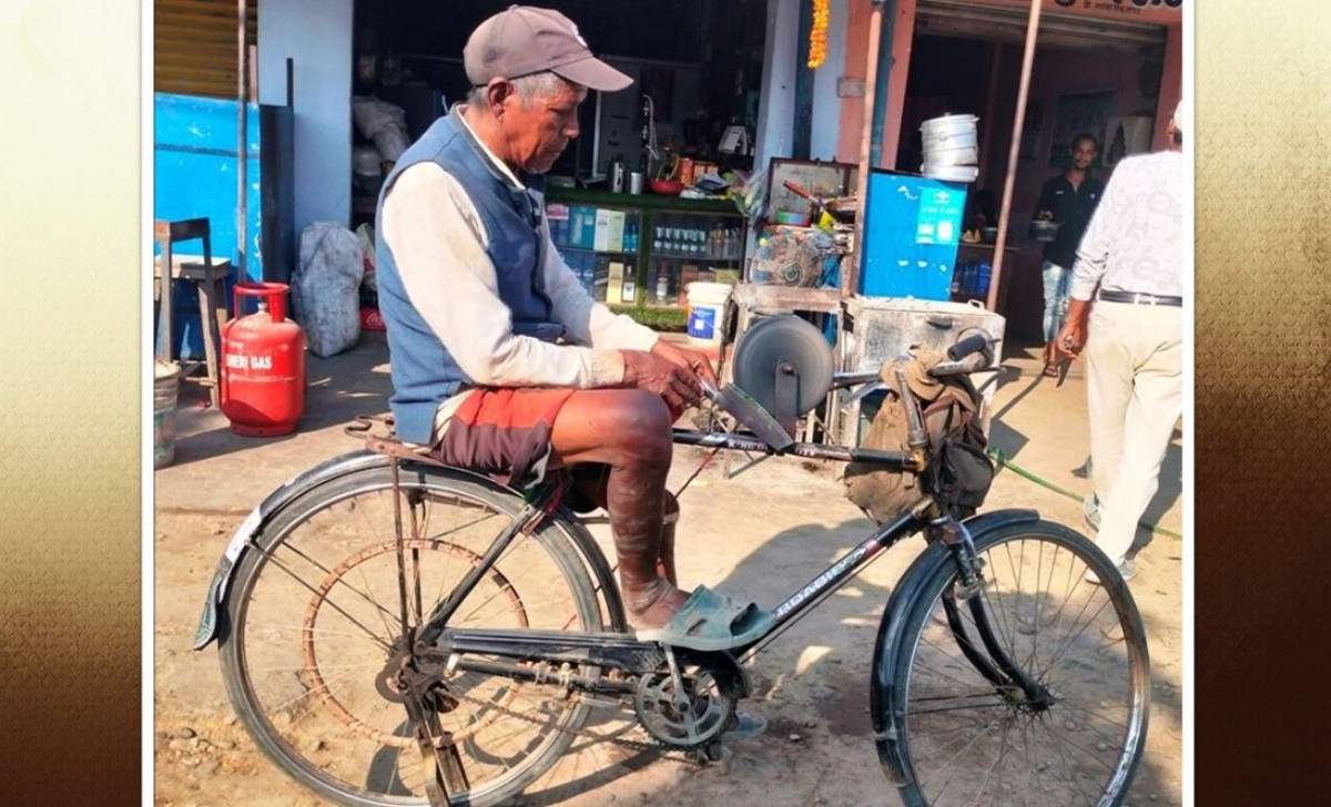 दैनिक ४० किलोमिटर साइकलमा  डुलेर हतियारमा धार लगाउने ७० वर्षका मुखिया